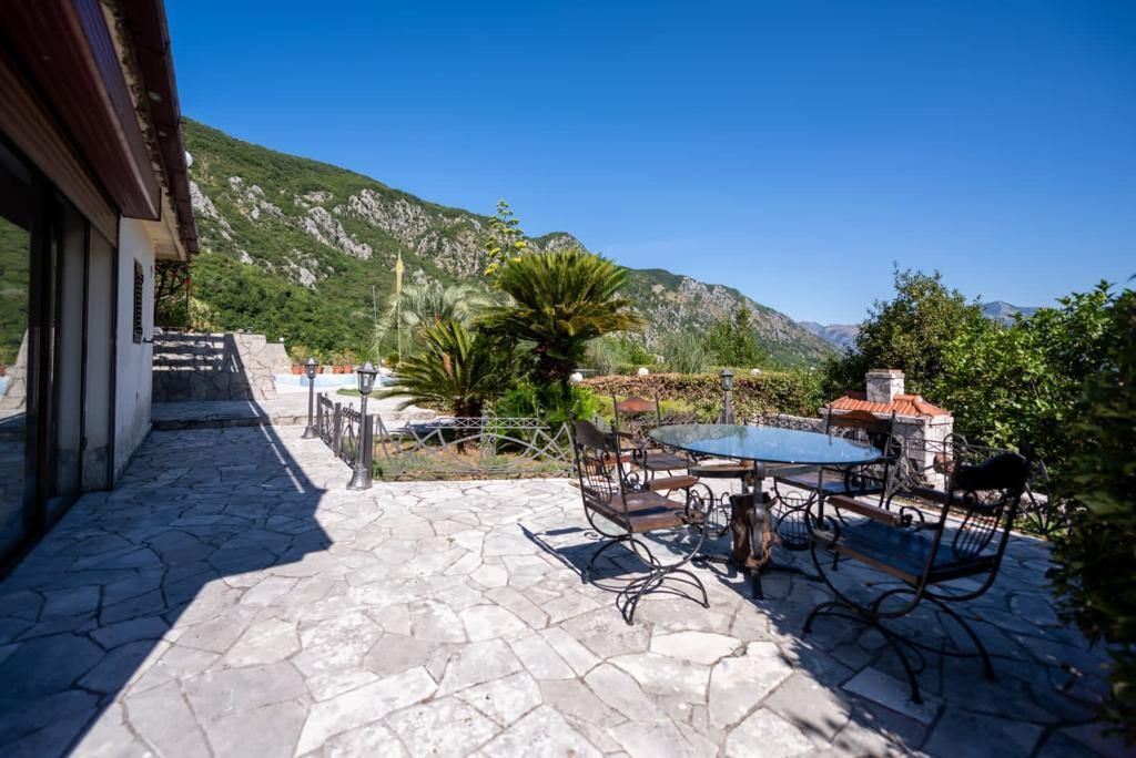 amforaproperty.com/Kuca sa bazenom i pogledom na more u Škaljarima, Kotor