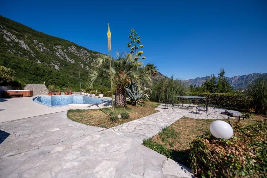 amforaproperty.com/Kuca sa bazenom i pogledom na more u Škaljarima, Kotor