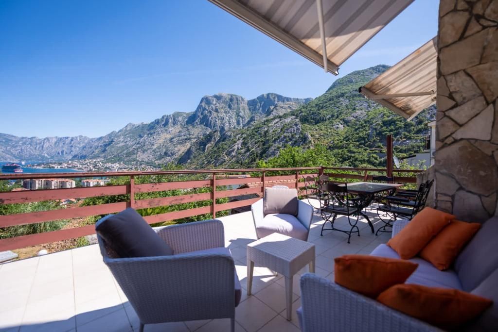 amforaproperty.com/Kuca sa bazenom i pogledom na more u Škaljarima, Kotor