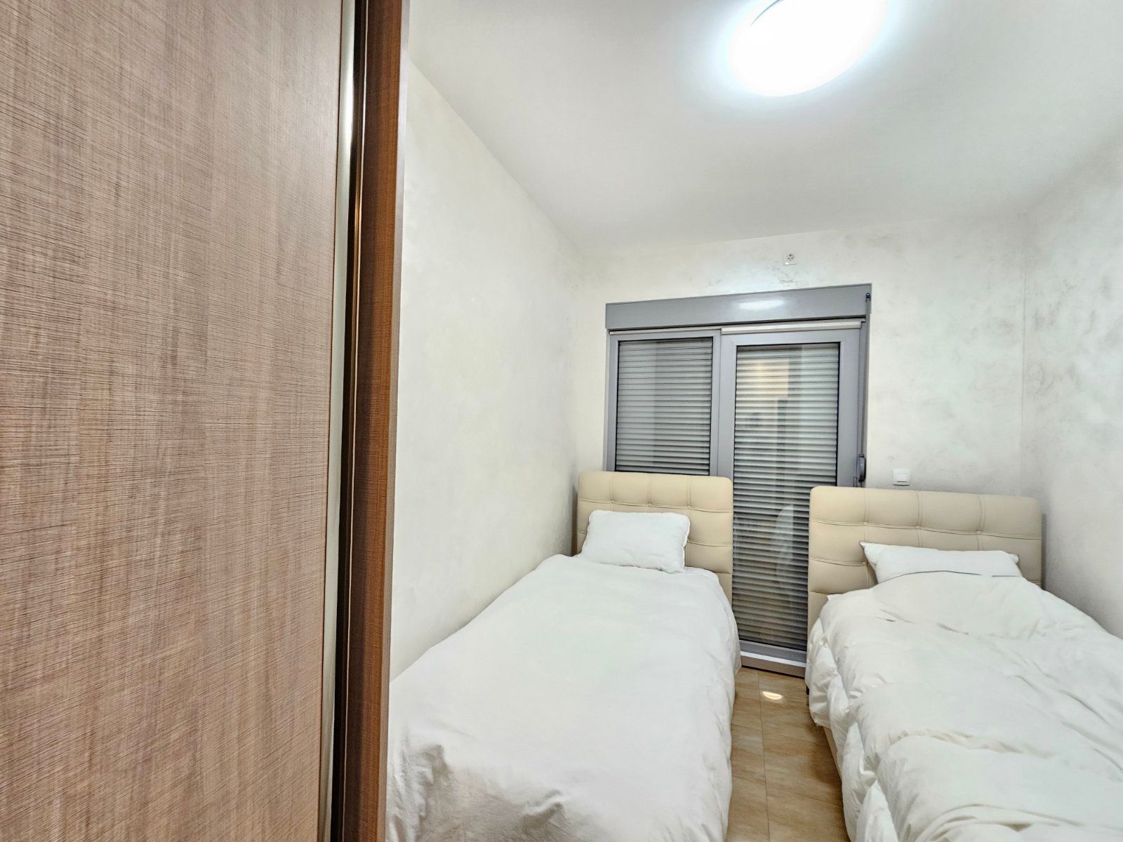 amforaproperty.com/Luksuzan Dvosoban Stan na Prvoj Liniji do Mora u Rafailovićima (na duzi period)