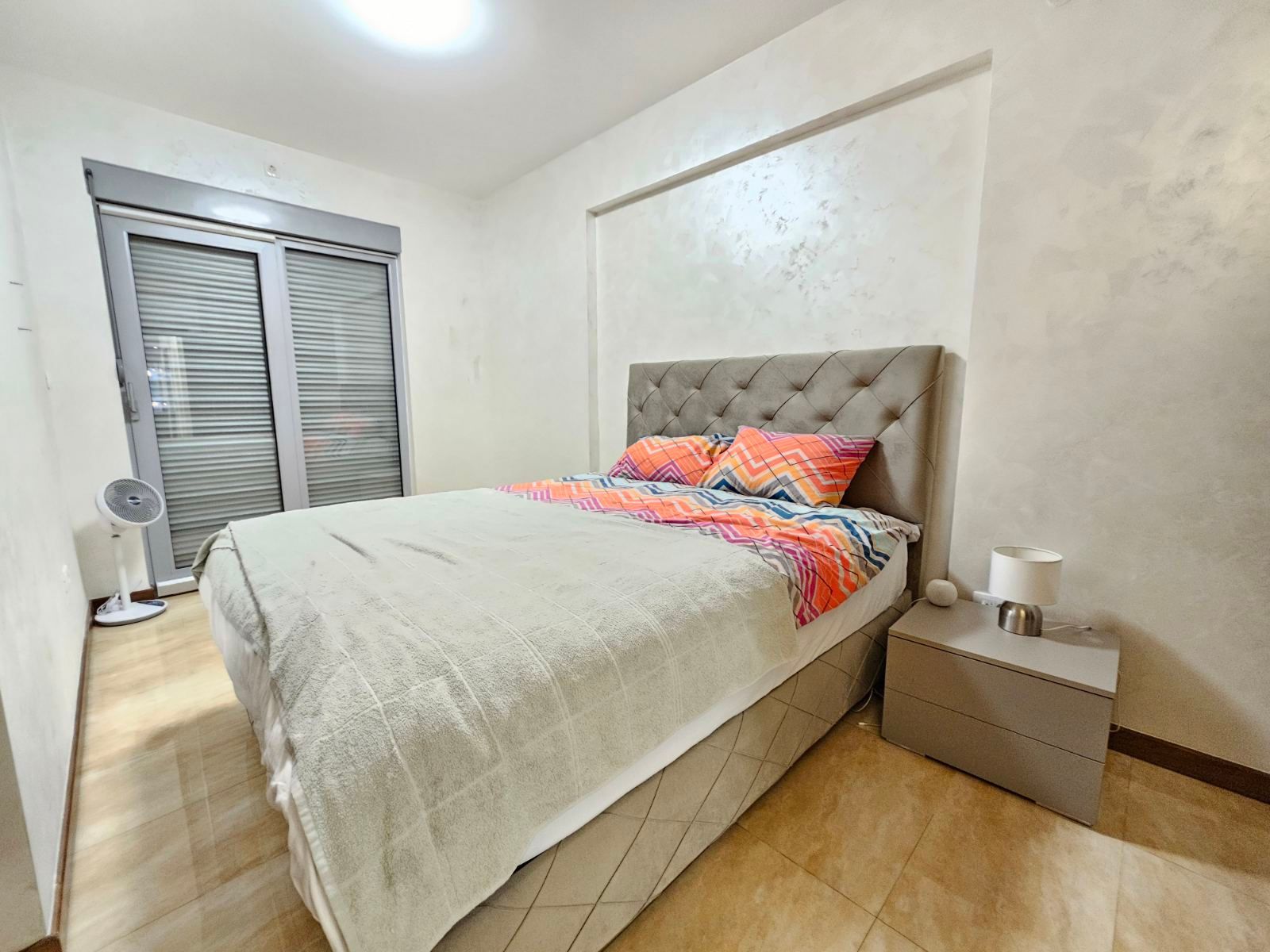 amforaproperty.com/Luksuzan Dvosoban Stan na Prvoj Liniji do Mora u Rafailovićima (na duzi period)