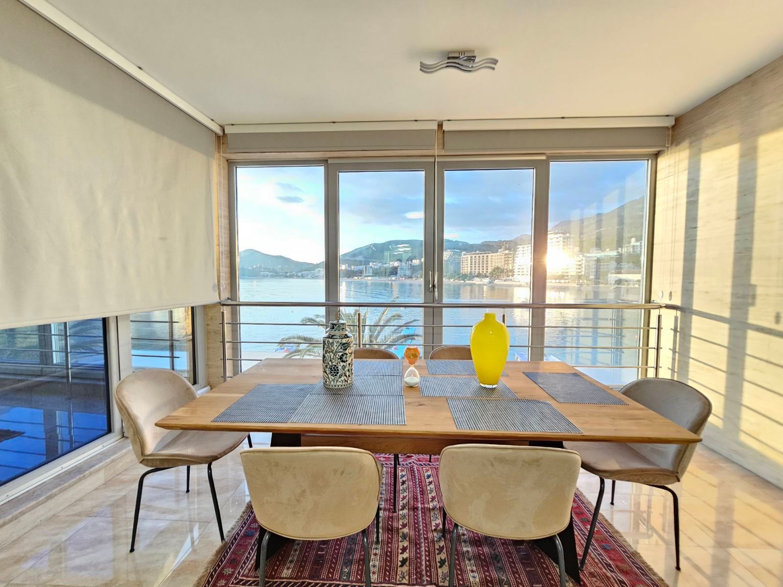 amforaproperty.com/Luksuzan Dvosoban Stan na Prvoj Liniji do Mora u Rafailovićima (na duzi period)