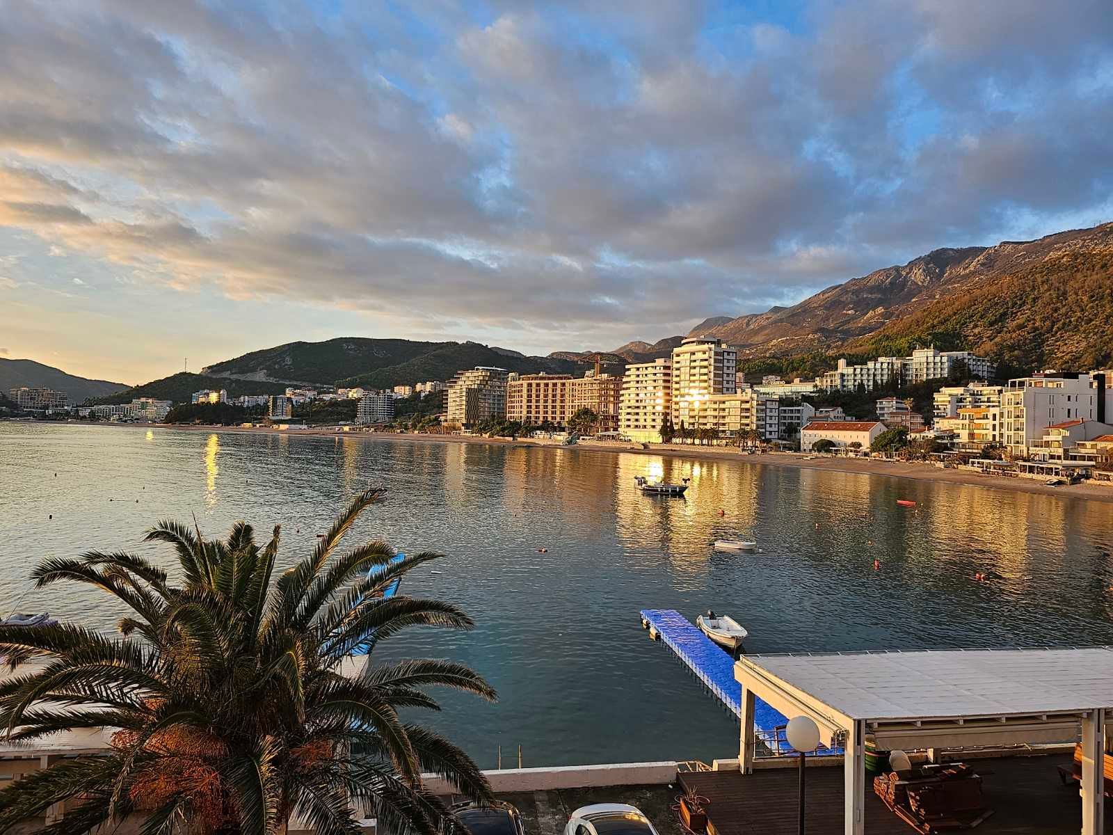 amforaproperty.com/Luksuzan Dvosoban Stan na Prvoj Liniji do Mora u Rafailovićima (na duzi period)
