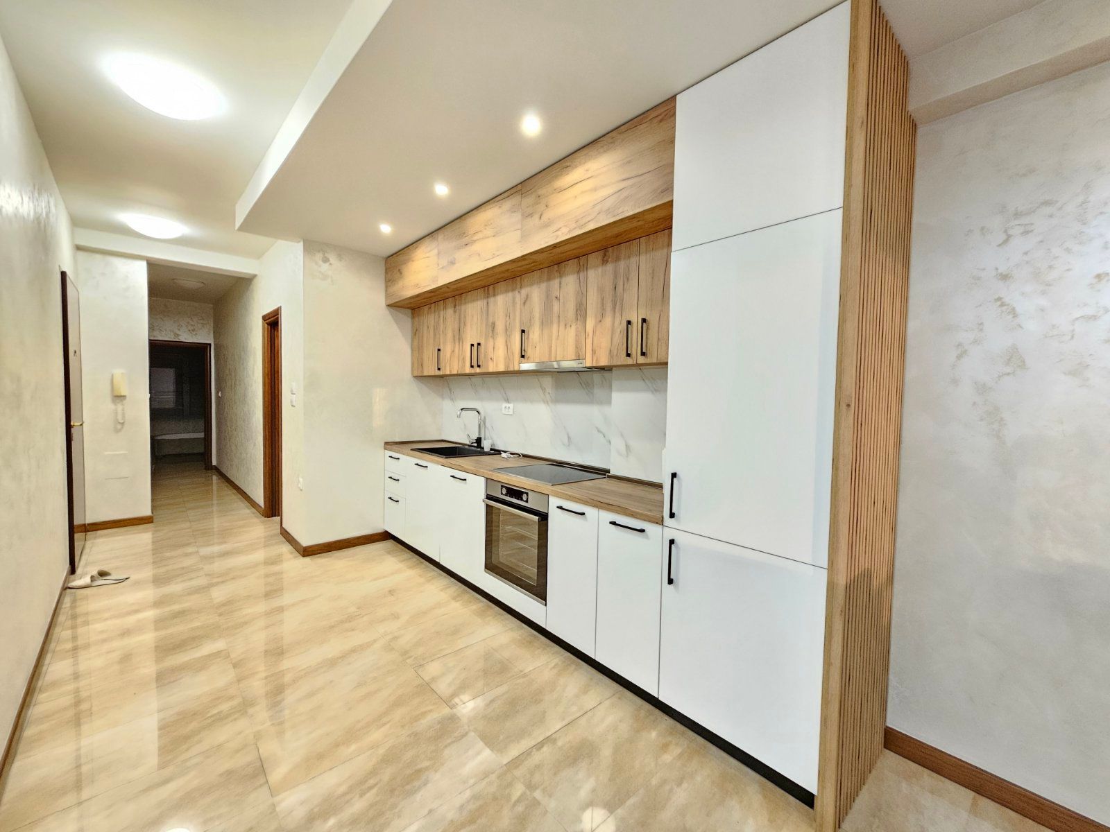 amforaproperty.com/Luksuzan Dvosoban Stan na Prvoj Liniji do Mora u Rafailovićima (na duzi period)