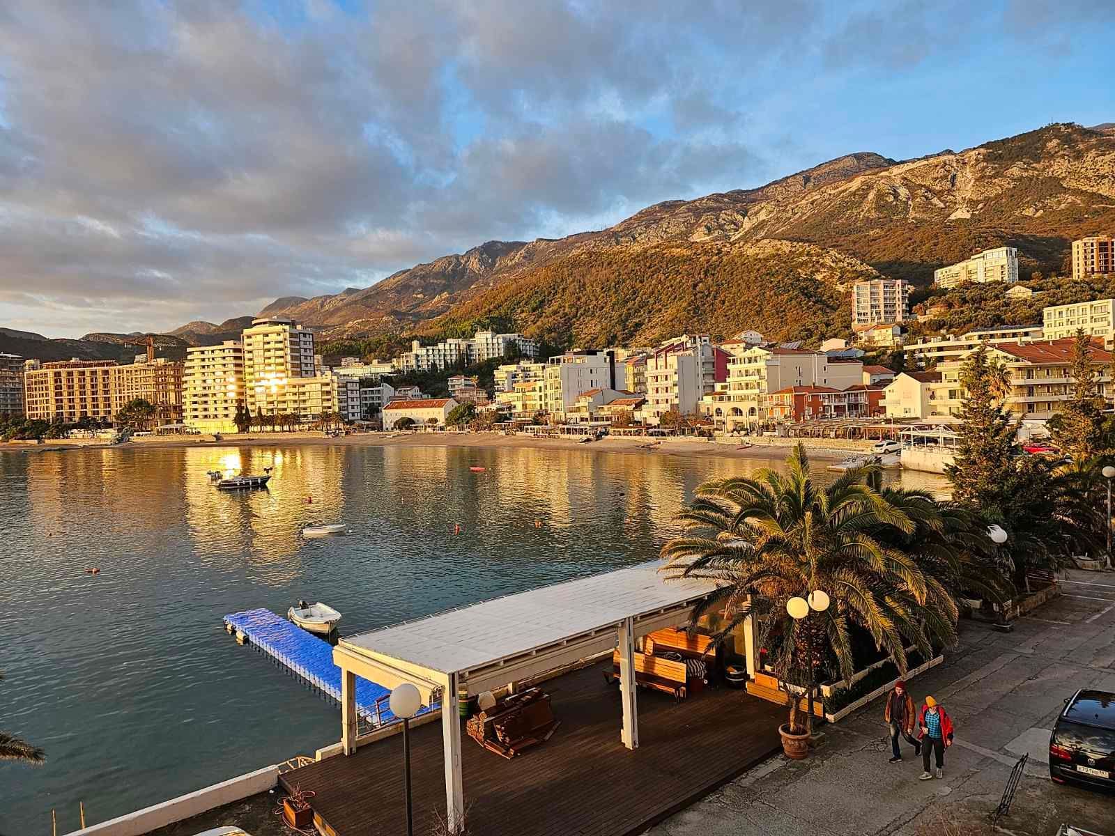 amforaproperty.com/Luksuzan Dvosoban Stan na Prvoj Liniji do Mora u Rafailovićima (na duzi period)