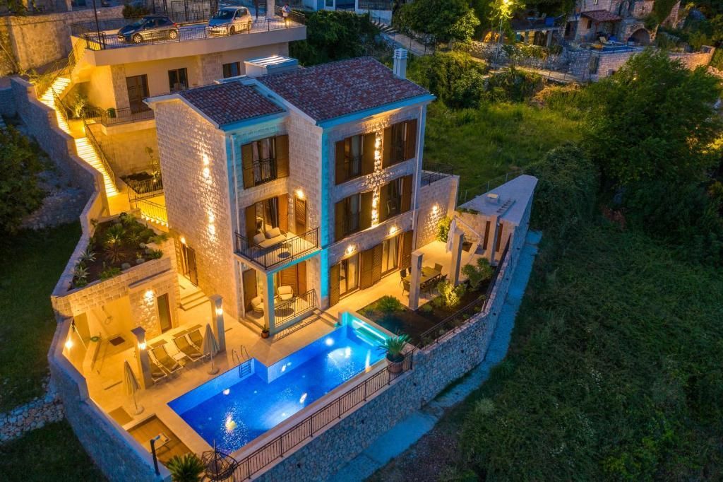 amforaproperty.com/Luksuzna Vila sa bazenom i Panoramskim Pogledom u Lapčićima, Opština Budva