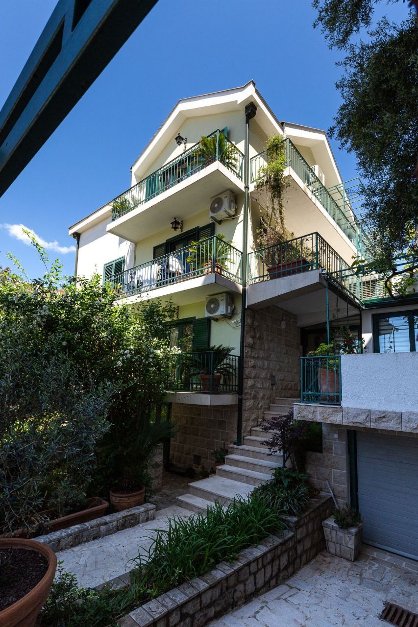 amforaproperty.com/Kuća 285 m² sa dvorištem na odličnoj lokaciji u Budvi – Podkošljun