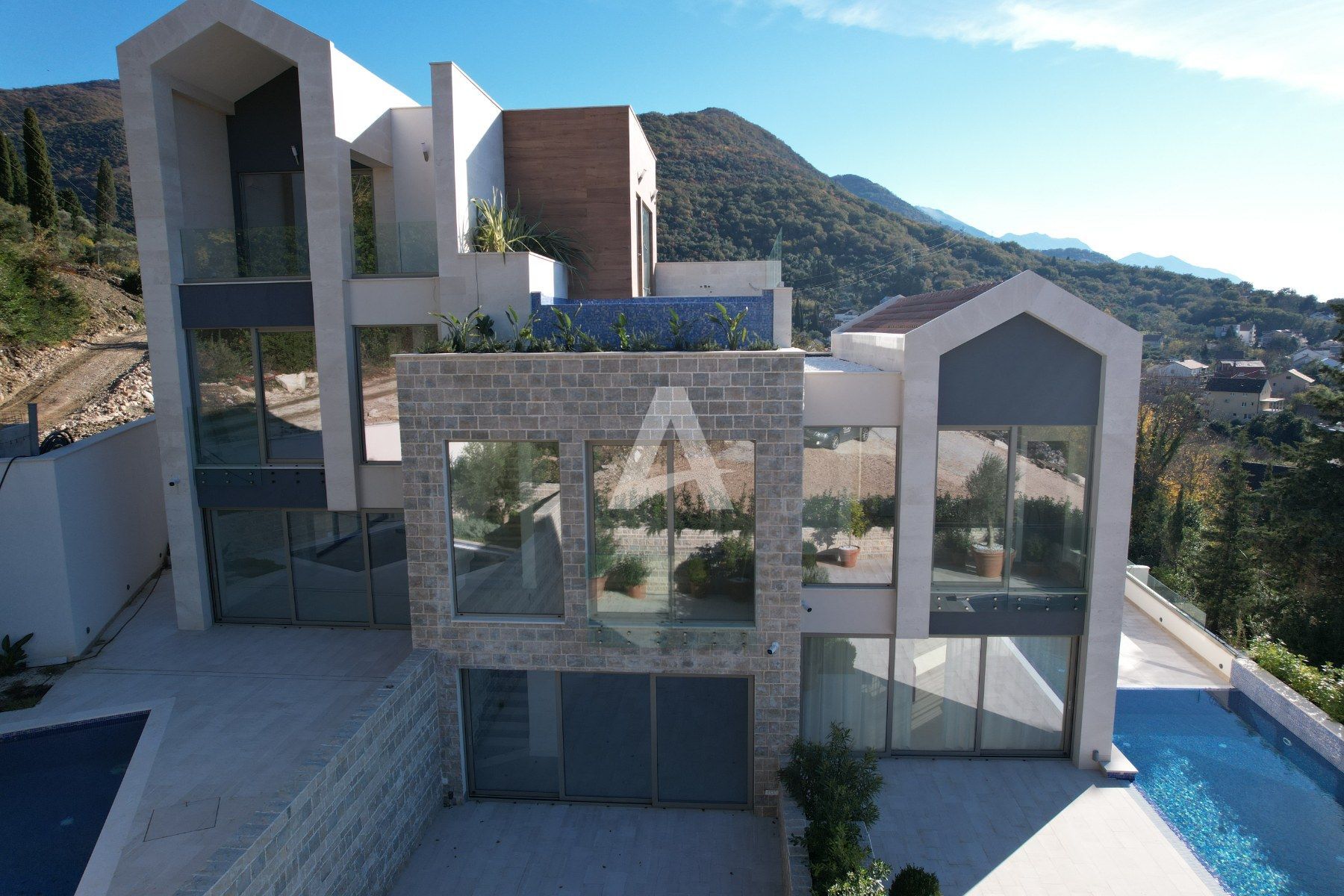 amforaproperty.com/Prodaja luksuznih Townhouse-a u novom kompleksu, Tivat, Donja Lastva