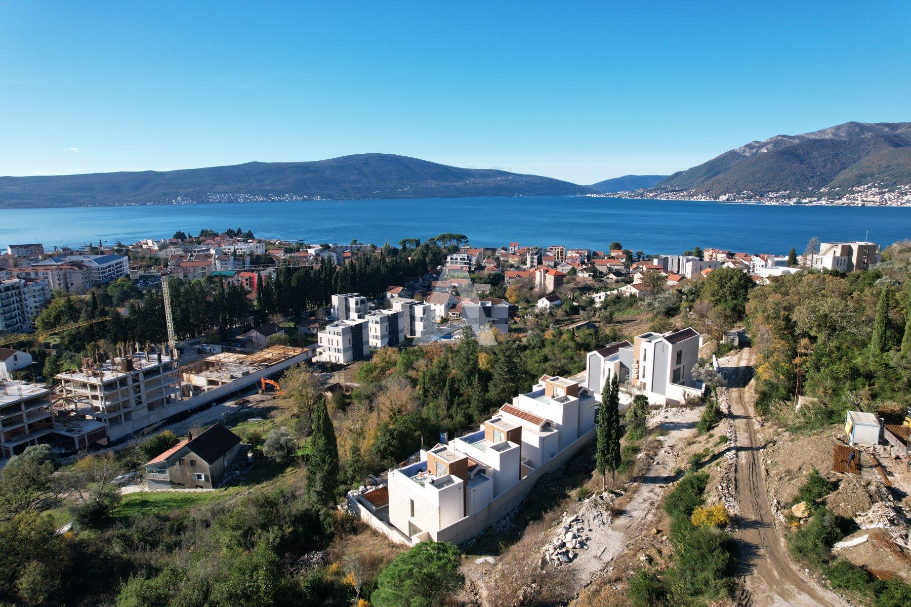 amforaproperty.com/Prodaja luksuznih Townhouse-a u novom kompleksu, Tivat, Donja Lastva