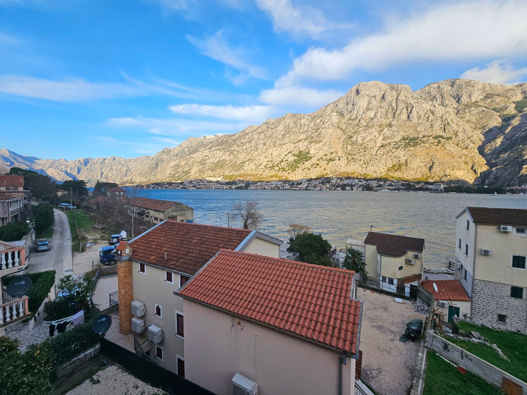 amforaproperty.com/Četvorosoban stan 115m2 sa pogledom na more u mestu Muo, Kotor