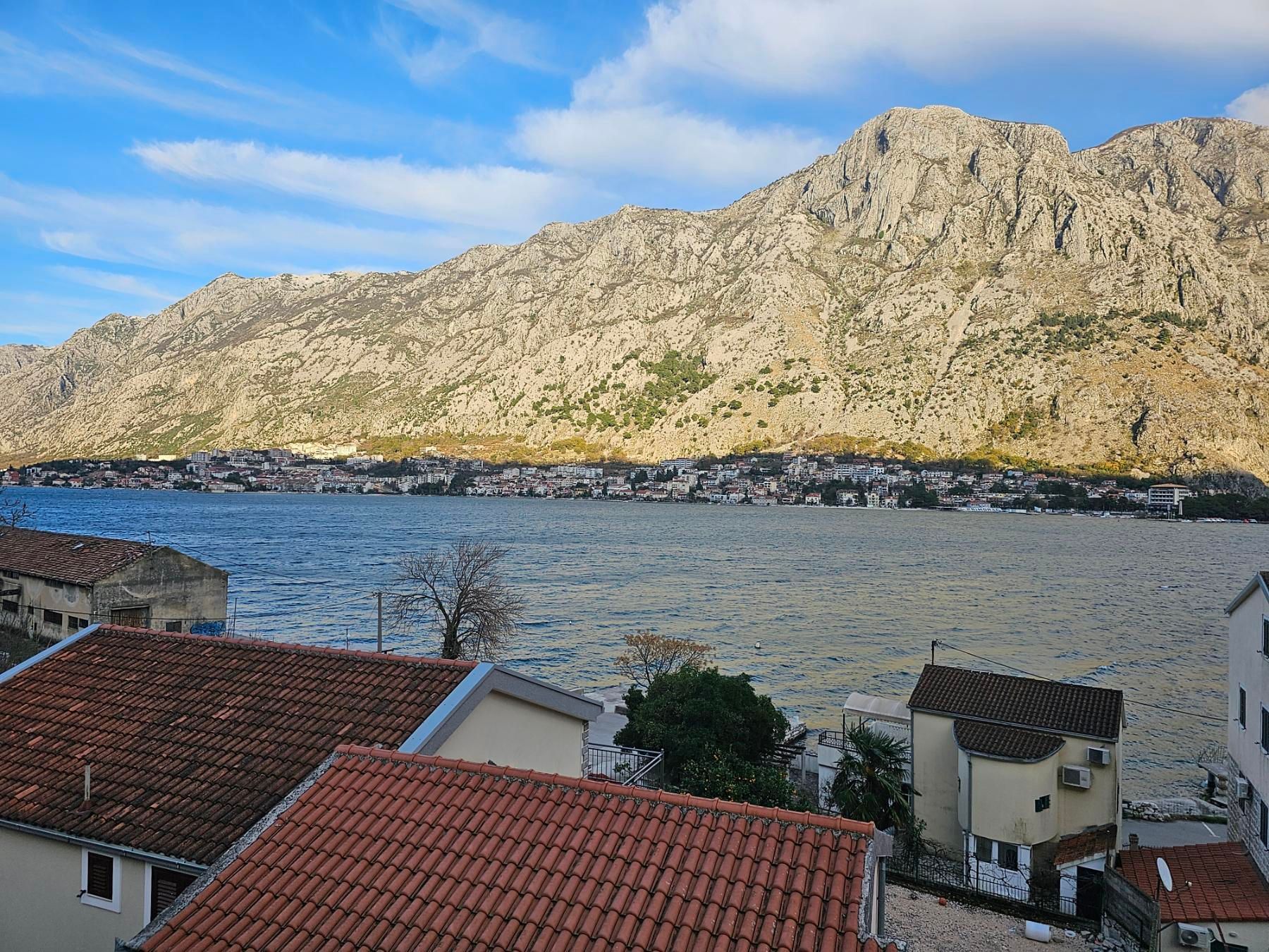 amforaproperty.com/Četvorosoban stan 115m2 sa pogledom na more u mestu Muo, Kotor