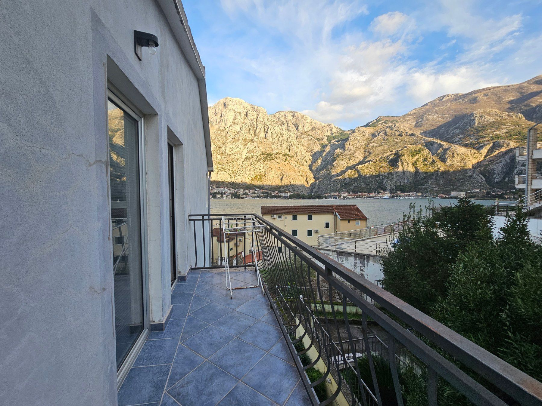 amforaproperty.com/Četvorosoban stan 115m2 sa pogledom na more u mestu Muo, Kotor