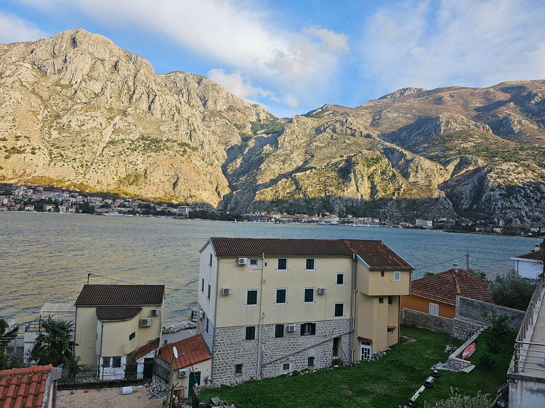 amforaproperty.com/Četvorosoban stan 115m2 sa pogledom na more u mestu Muo, Kotor