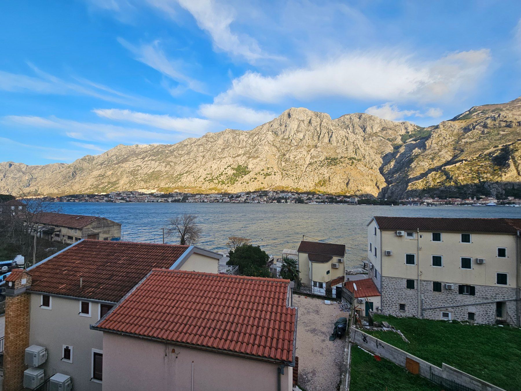 amforaproperty.com/Četvorosoban stan 115m2 sa pogledom na more u mestu Muo, Kotor