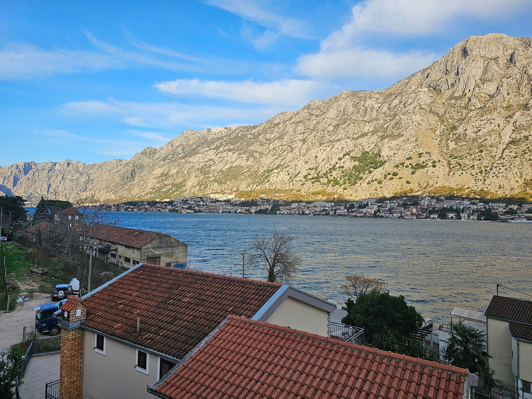 amforaproperty.com/Četvorosoban stan 115m2 sa pogledom na more u mestu Muo, Kotor