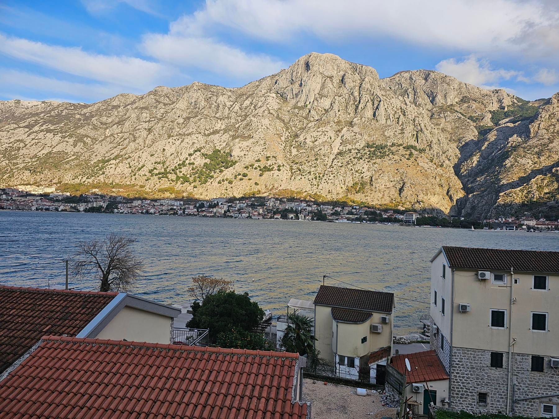 amforaproperty.com/Četvorosoban stan 115m2 sa pogledom na more u mestu Muo, Kotor