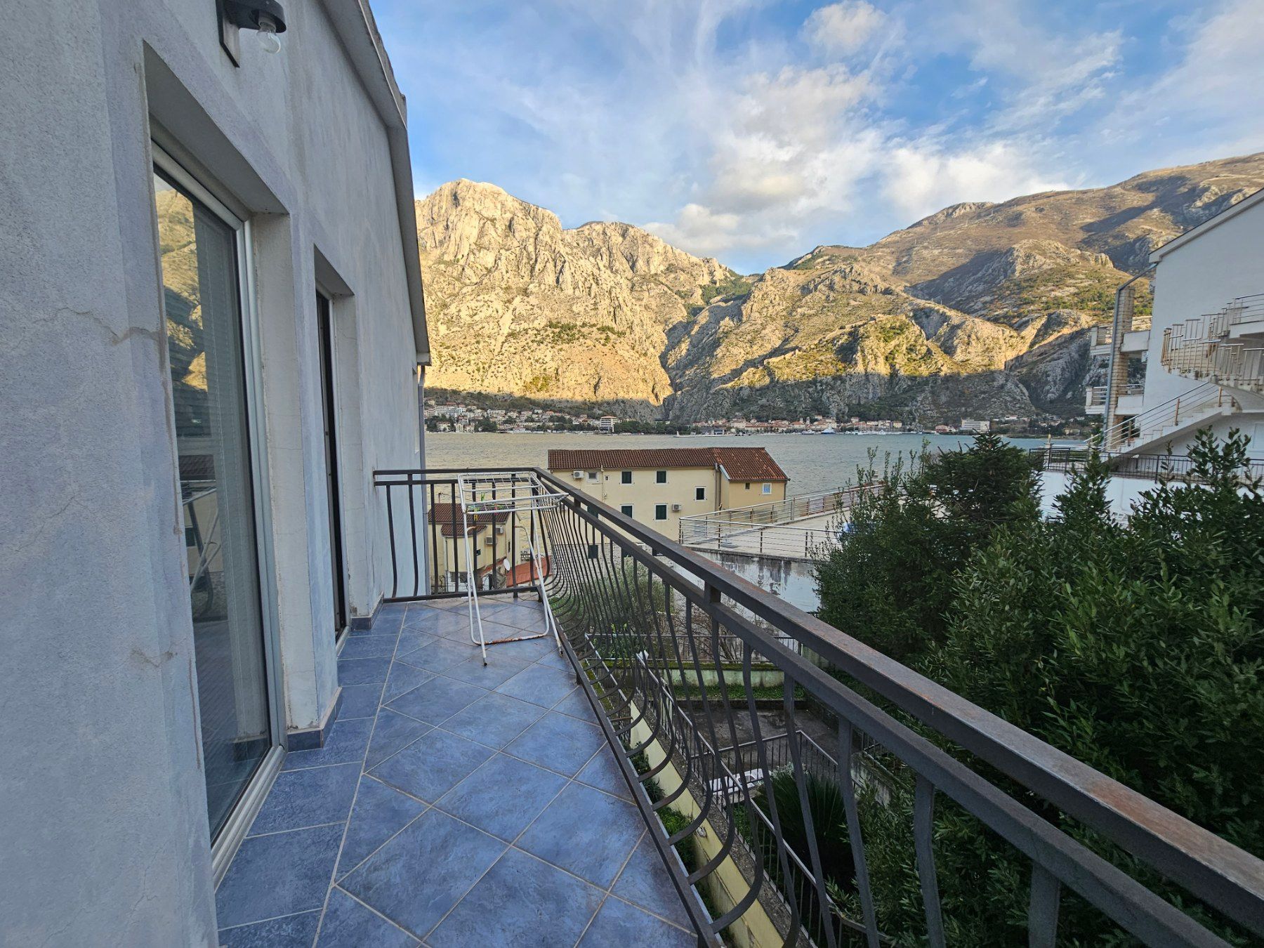 amforaproperty.com/Četvorosoban stan 115m2 sa pogledom na more u mestu Muo, Kotor