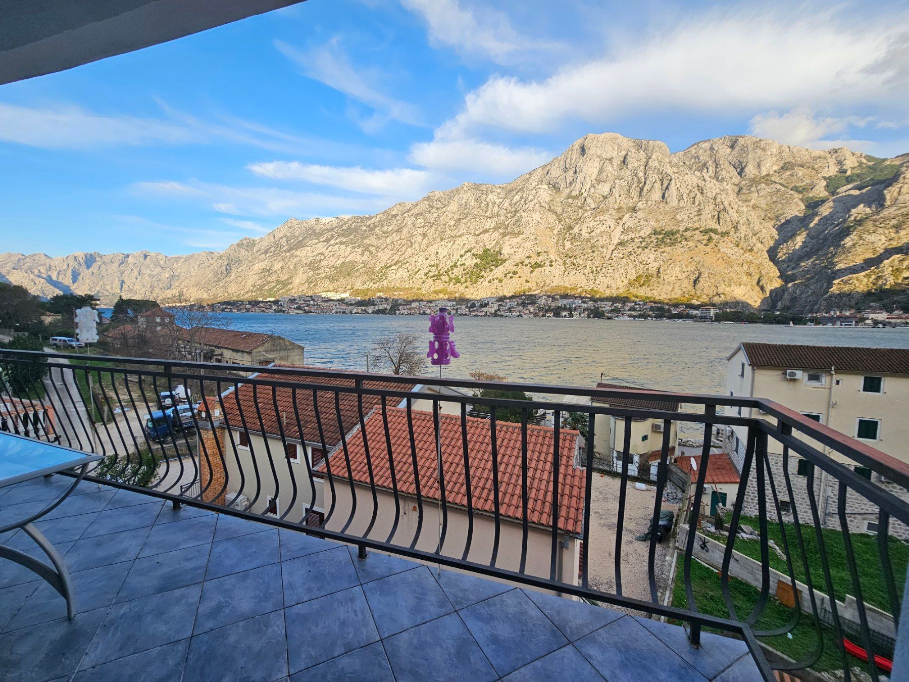 amforaproperty.com/Četvorosoban stan 115m2 sa pogledom na more u mestu Muo, Kotor