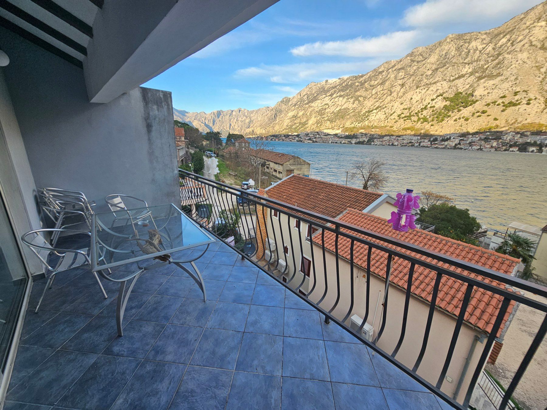 amforaproperty.com/Četvorosoban stan 115m2 sa pogledom na more u mestu Muo, Kotor