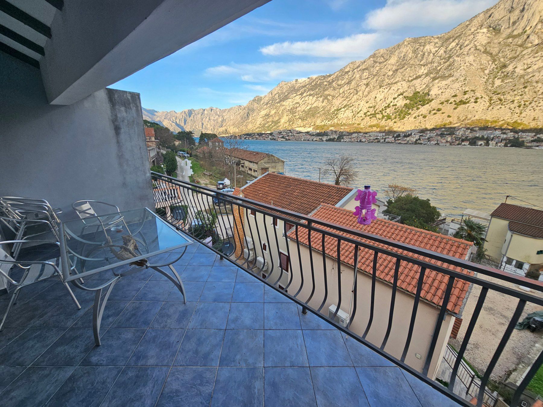 amforaproperty.com/Četvorosoban stan 115m2 sa pogledom na more u mestu Muo, Kotor