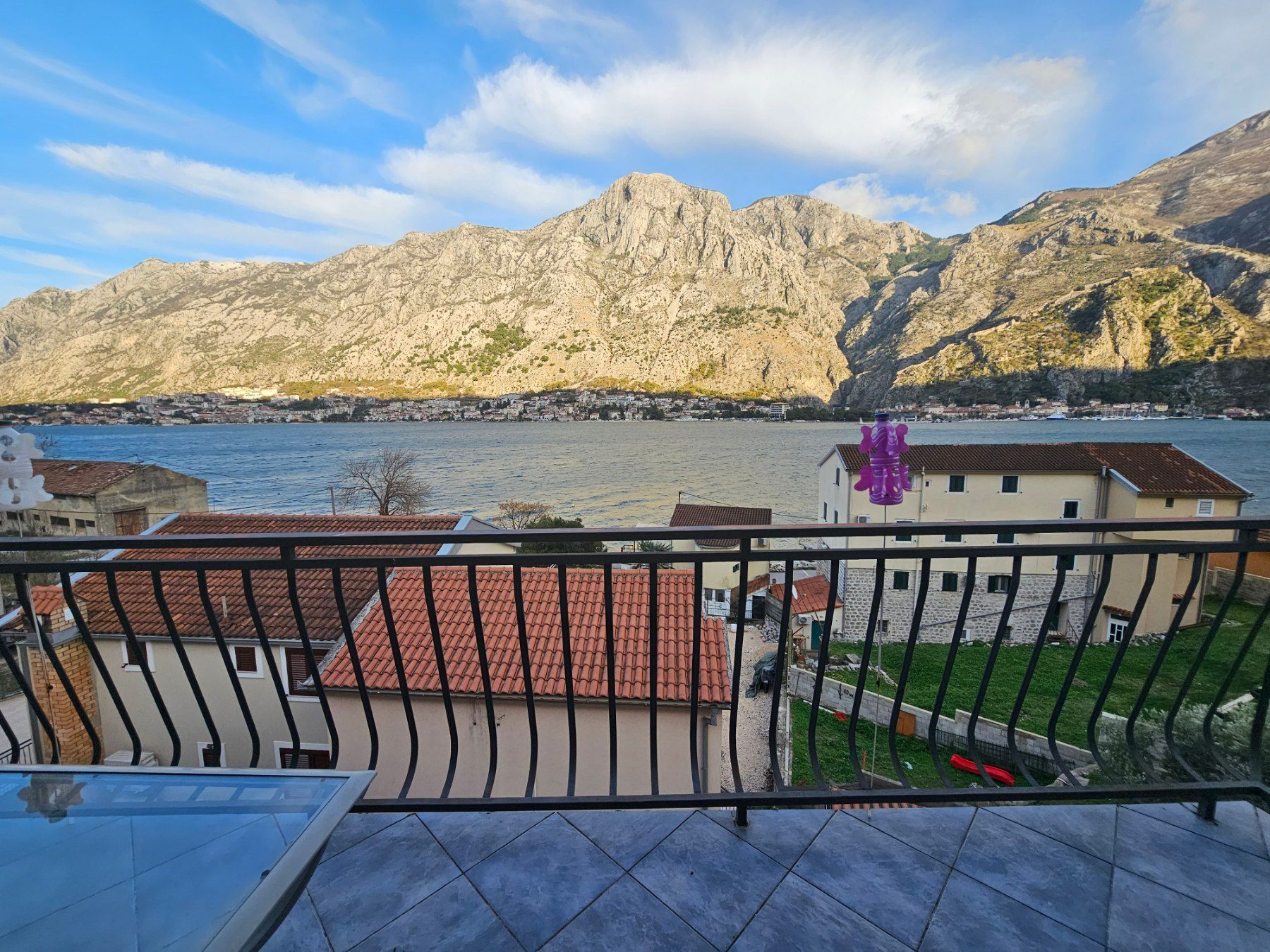 amforaproperty.com/Četvorosoban stan 115m2 sa pogledom na more u mestu Muo, Kotor