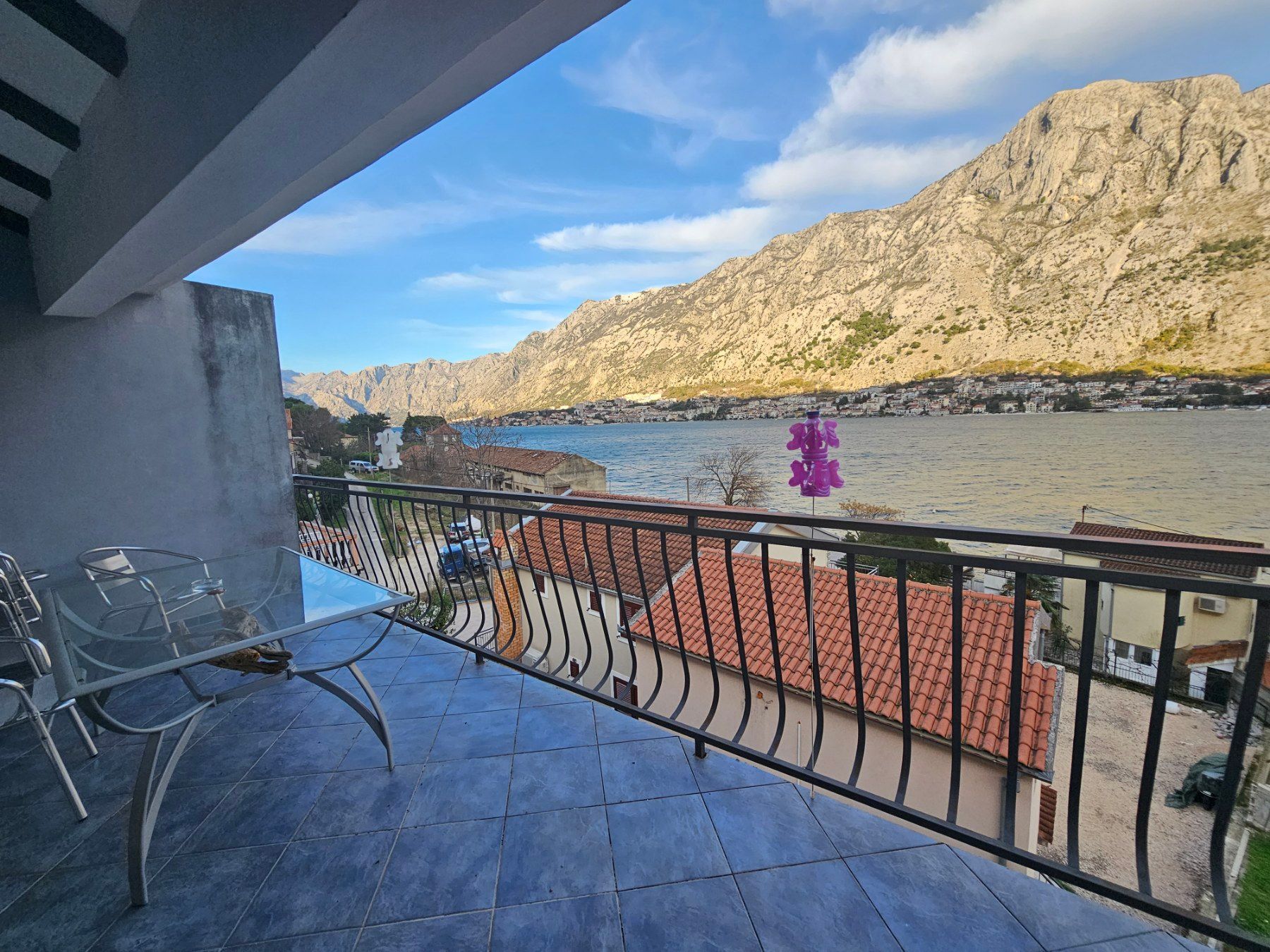 amforaproperty.com/Četvorosoban stan 115m2 sa pogledom na more u mestu Muo, Kotor