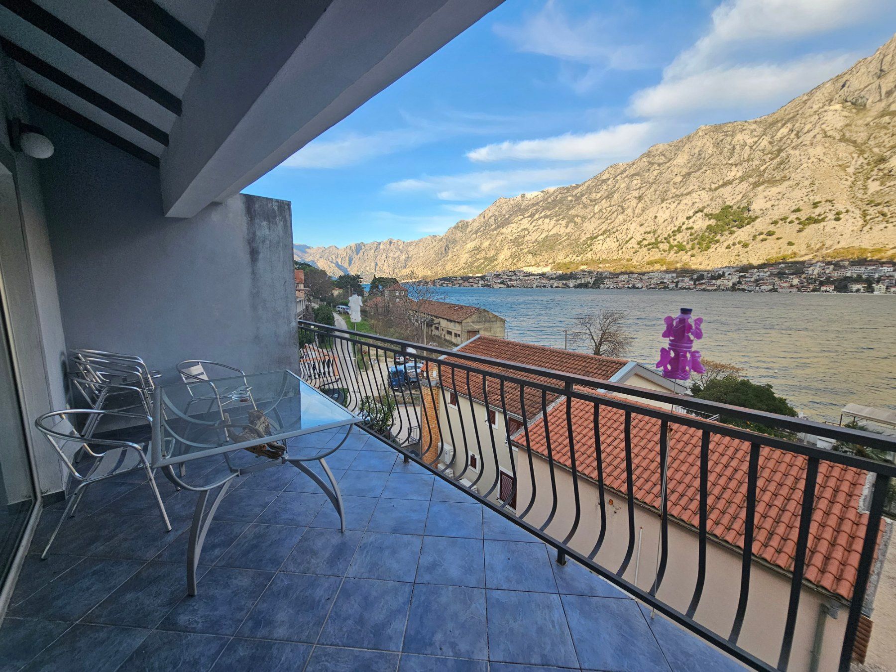 amforaproperty.com/Četvorosoban stan 115m2 sa pogledom na more u mestu Muo, Kotor