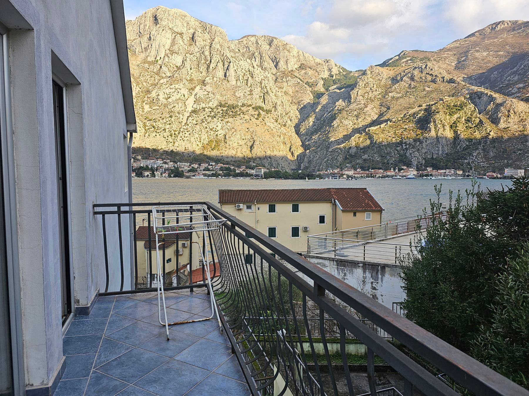 amforaproperty.com/Četvorosoban stan 115m2 sa pogledom na more u mestu Muo, Kotor