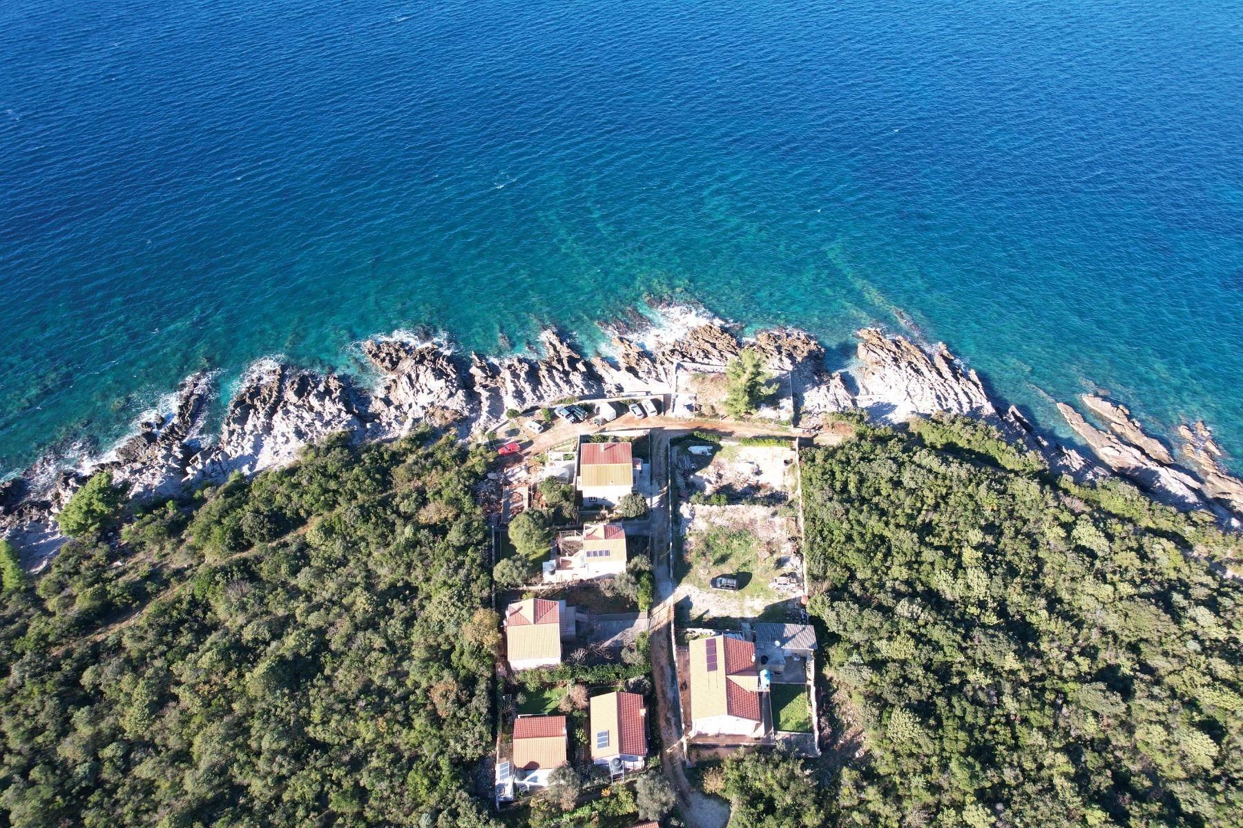 amforaproperty.com/Kuća s placem na prvoj liniji mora u Zukovici, opština Kotor