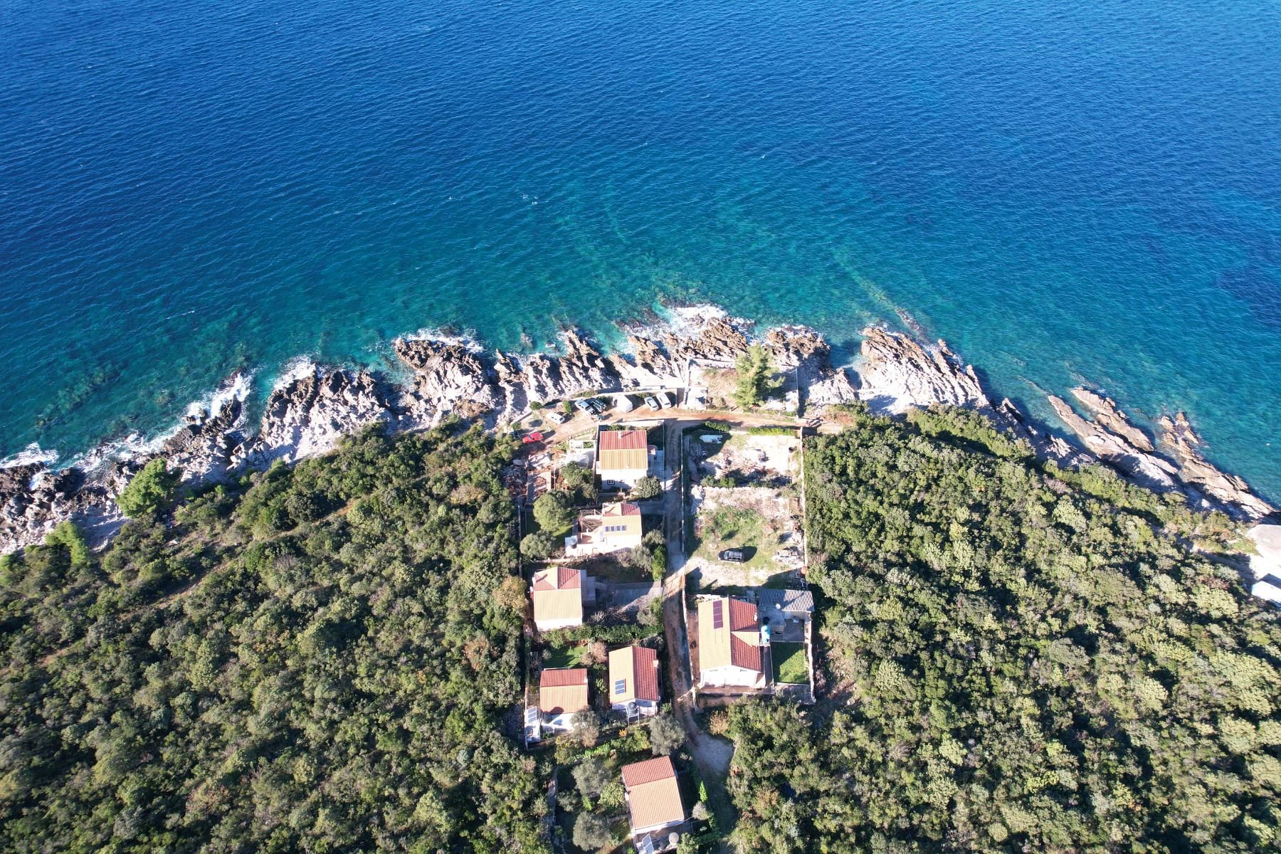 amforaproperty.com/Kuća s placem na prvoj liniji mora u Zukovici, opština Kotor