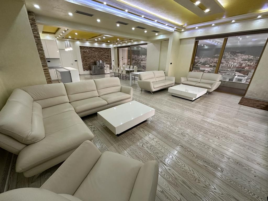 amforaproperty.com/Luksuzni penthouse 158m2 sa pogledom na more i bazenom,Budva-Centar