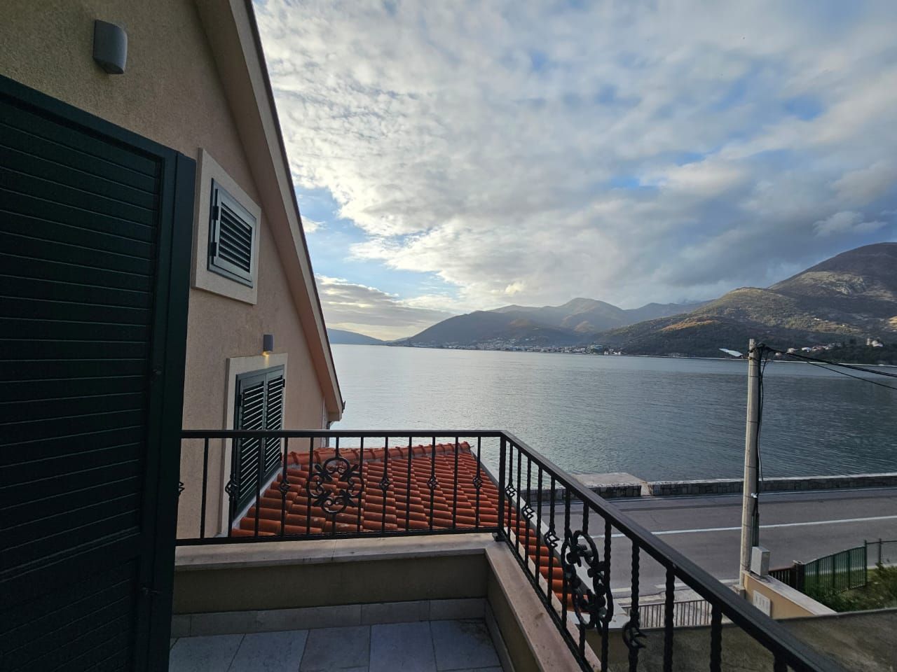 amforaproperty.com/Autentična kamena kuca na prvoj liniji mora,Donja Lastva, Tivat