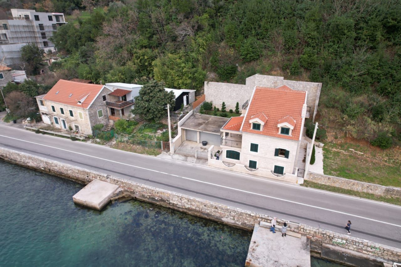 amforaproperty.com/Autentična kamena kuca na prvoj liniji mora,Donja Lastva, Tivat