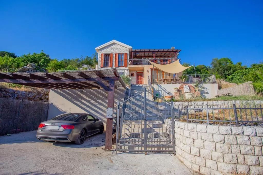 amforaproperty.com/Luksuzna kamena vila s bazenom i pogledom na more u Zagori, Kotor