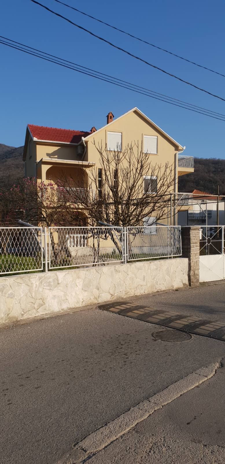 amforaproperty.com/Herceg Novi, Zelenika-Trospratna kuca 450m2