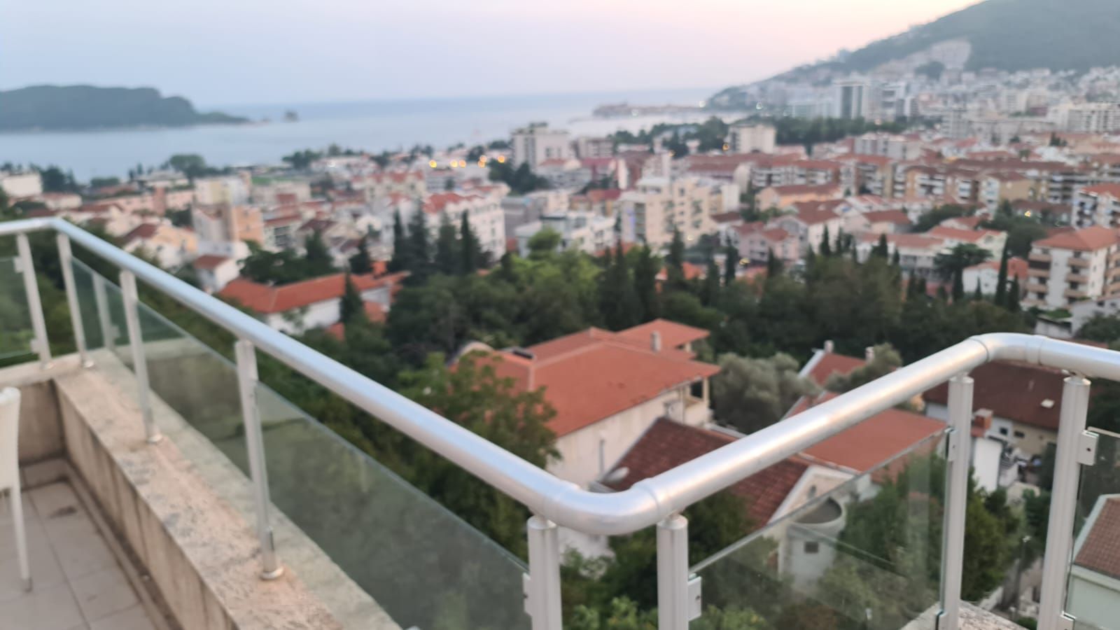 amforaproperty.com/Dvosoban namesten stan 100m2 sa pogledom na more i grad,Podkosljun-Budva