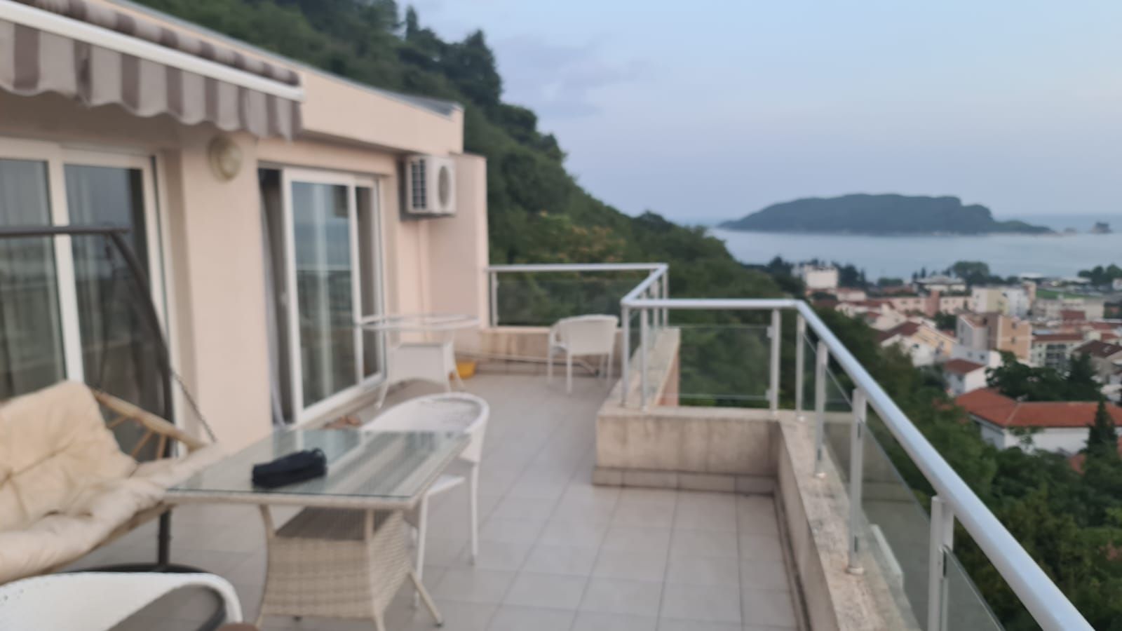 amforaproperty.com/Dvosoban namesten stan 100m2 sa pogledom na more i grad,Podkosljun-Budva