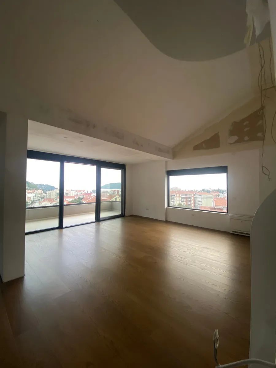 amforaproperty.com/Nov trosoban penthouse 130m2 dva garazna mesta u Budvi