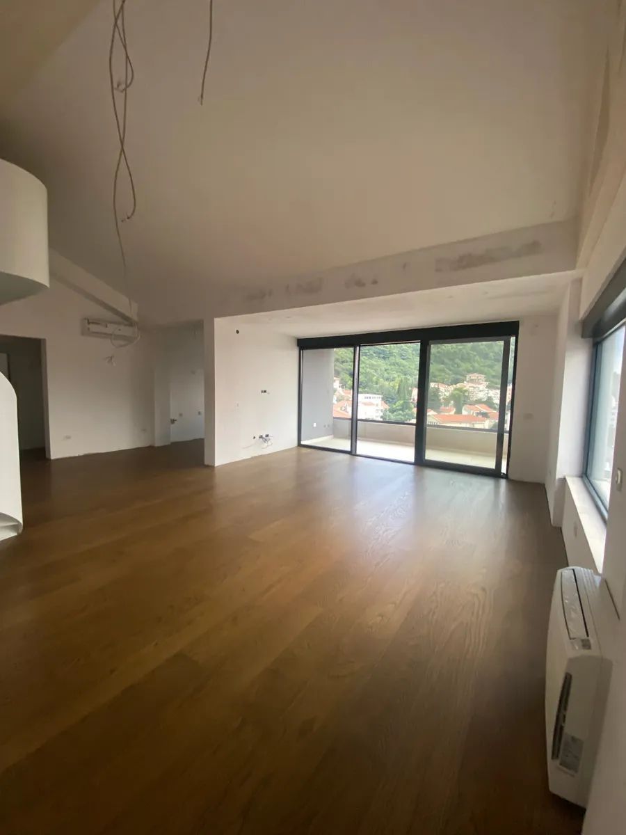 amforaproperty.com/Nov trosoban penthouse 130m2 dva garazna mesta u Budvi