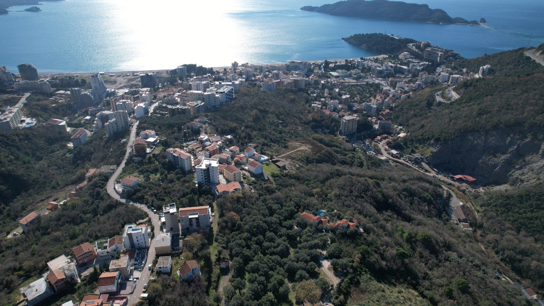 amforaproperty.com/Plac od 4000m2 sa Pogledom na More i Grad Bečići-Ivanovici