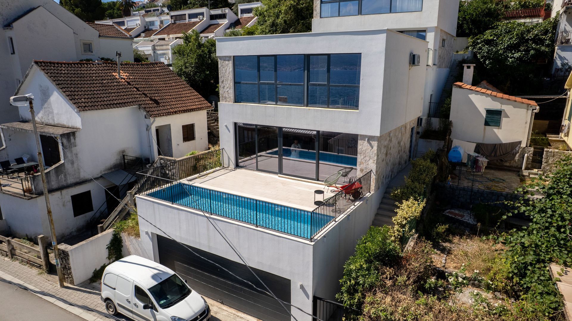 Luksuzna vila 200 m² sa bazenom i panoramskim pogledom – luksuzna nekretnina na samoj obali mora - Amfora Real Estate