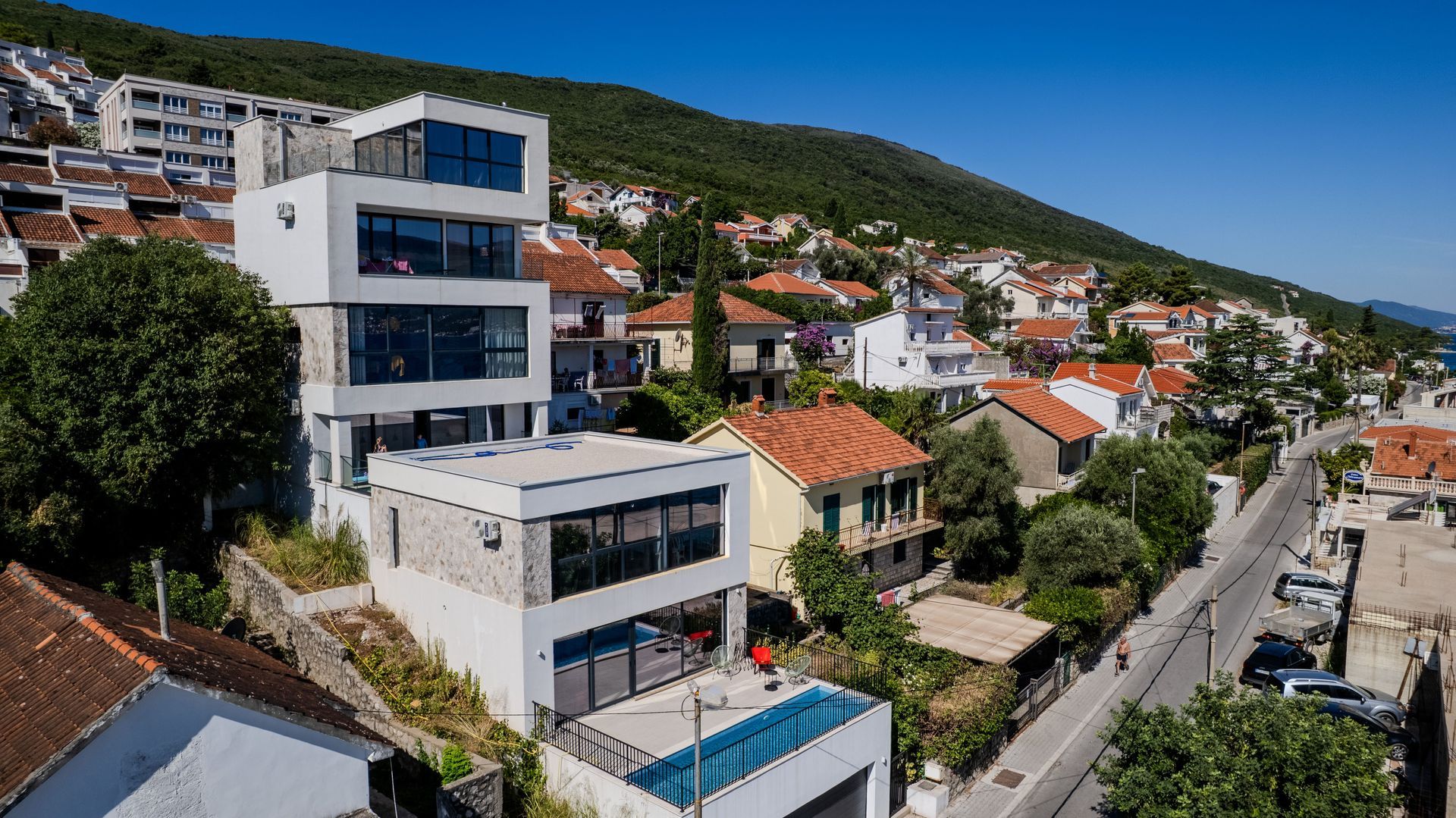 Luksuzna vila 200 m² sa bazenom i panoramskim pogledom – luksuzna nekretnina na samoj obali mora - Amfora Real Estate