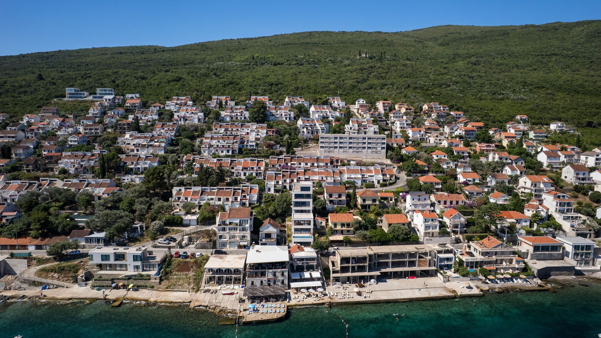 Luksuzna vila 200 m² sa bazenom i panoramskim pogledom – luksuzna nekretnina na samoj obali mora - Amfora Real Estate