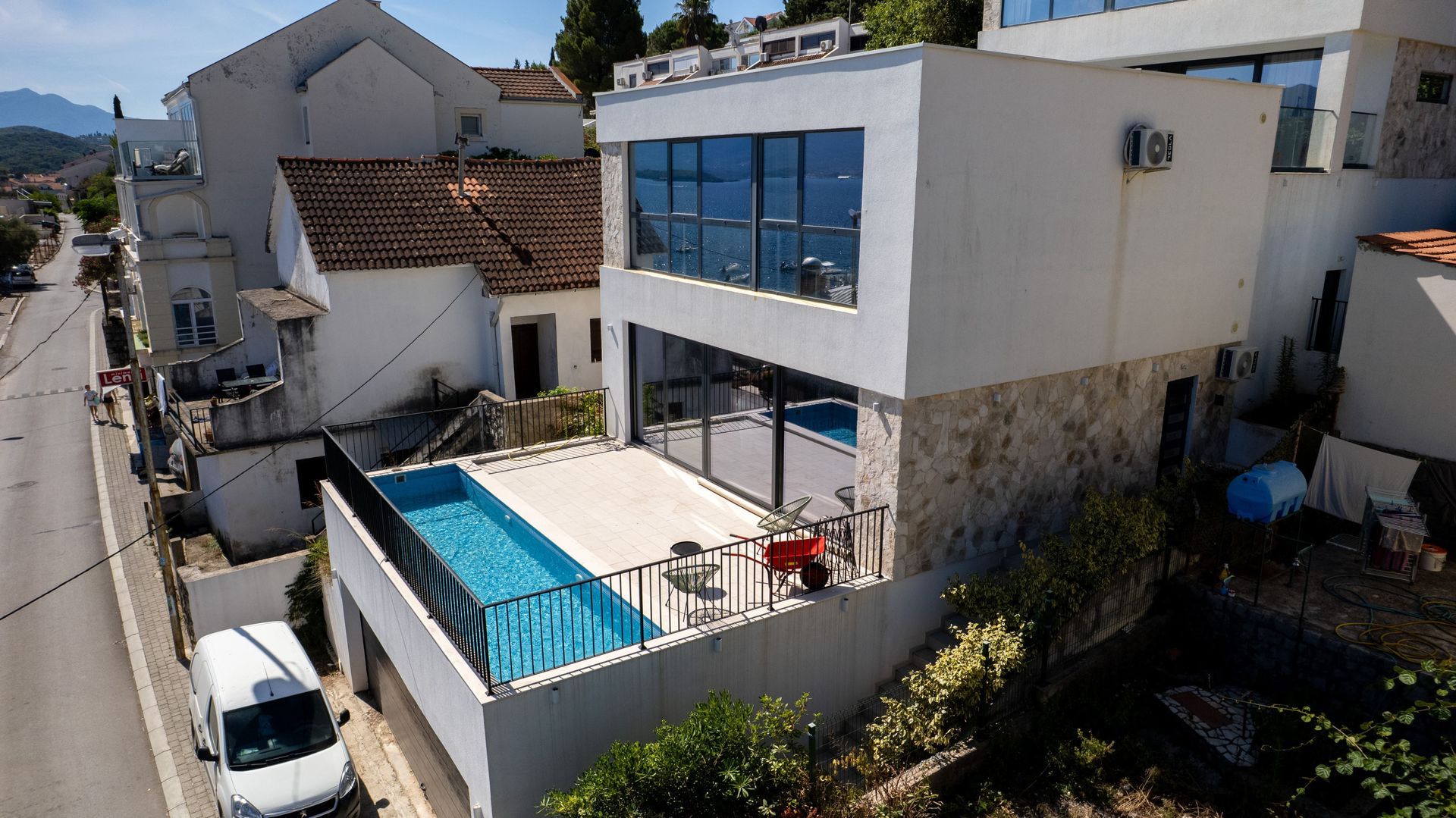 Luksuzna vila 200 m² sa bazenom i panoramskim pogledom – luksuzna nekretnina na samoj obali mora - Amfora Real Estate