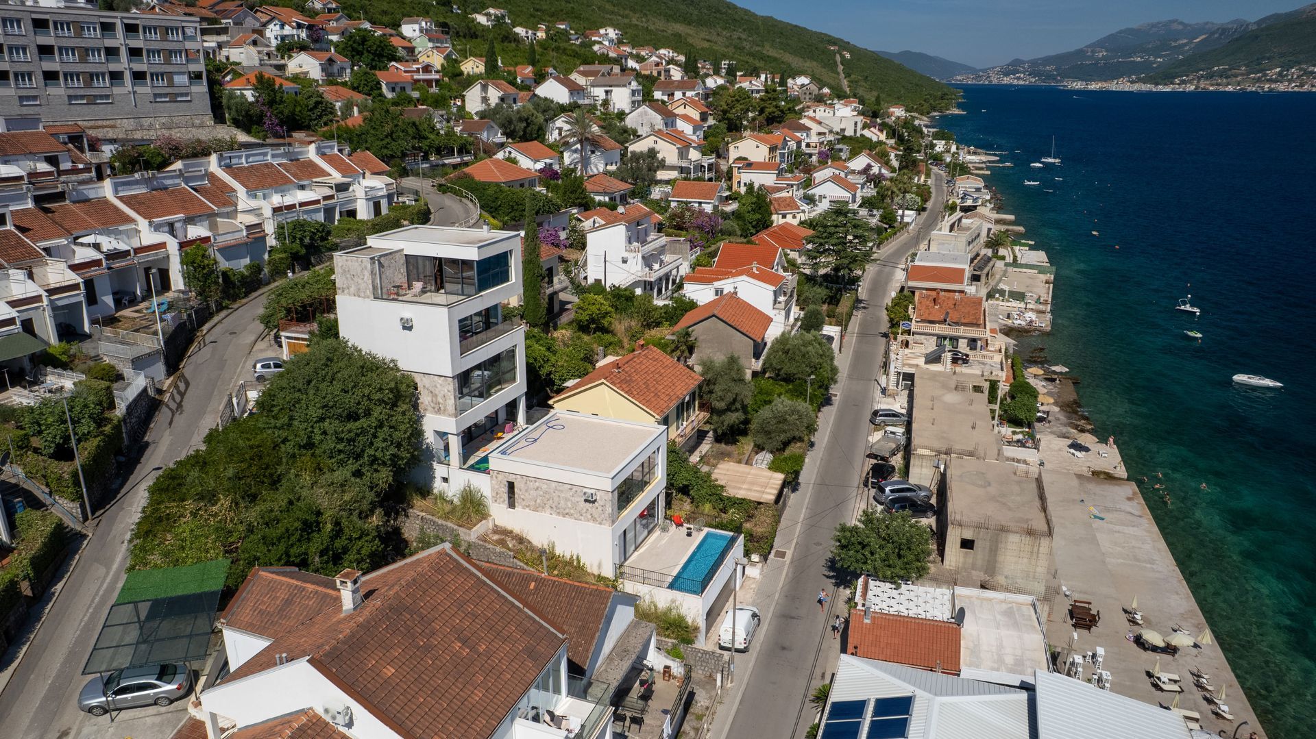 Luksuzna vila 200 m² sa bazenom i panoramskim pogledom – luksuzna nekretnina na samoj obali mora - Amfora Real Estate