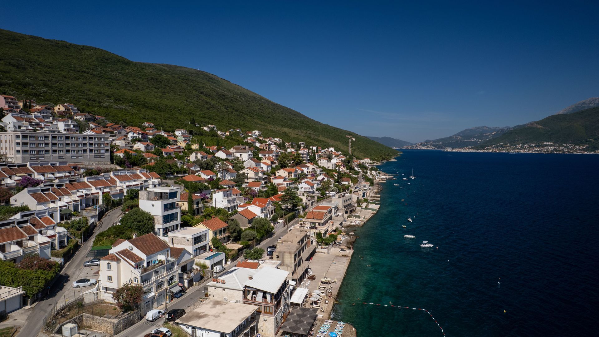 Luksuzna vila 200 m² sa bazenom i panoramskim pogledom – luksuzna nekretnina na samoj obali mora - Amfora Real Estate