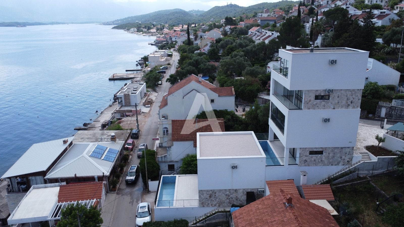 amforaproperty.com/Tivat, Krašići – Ekskluzivne nove vile sa bazenom na prvoj liniji mora