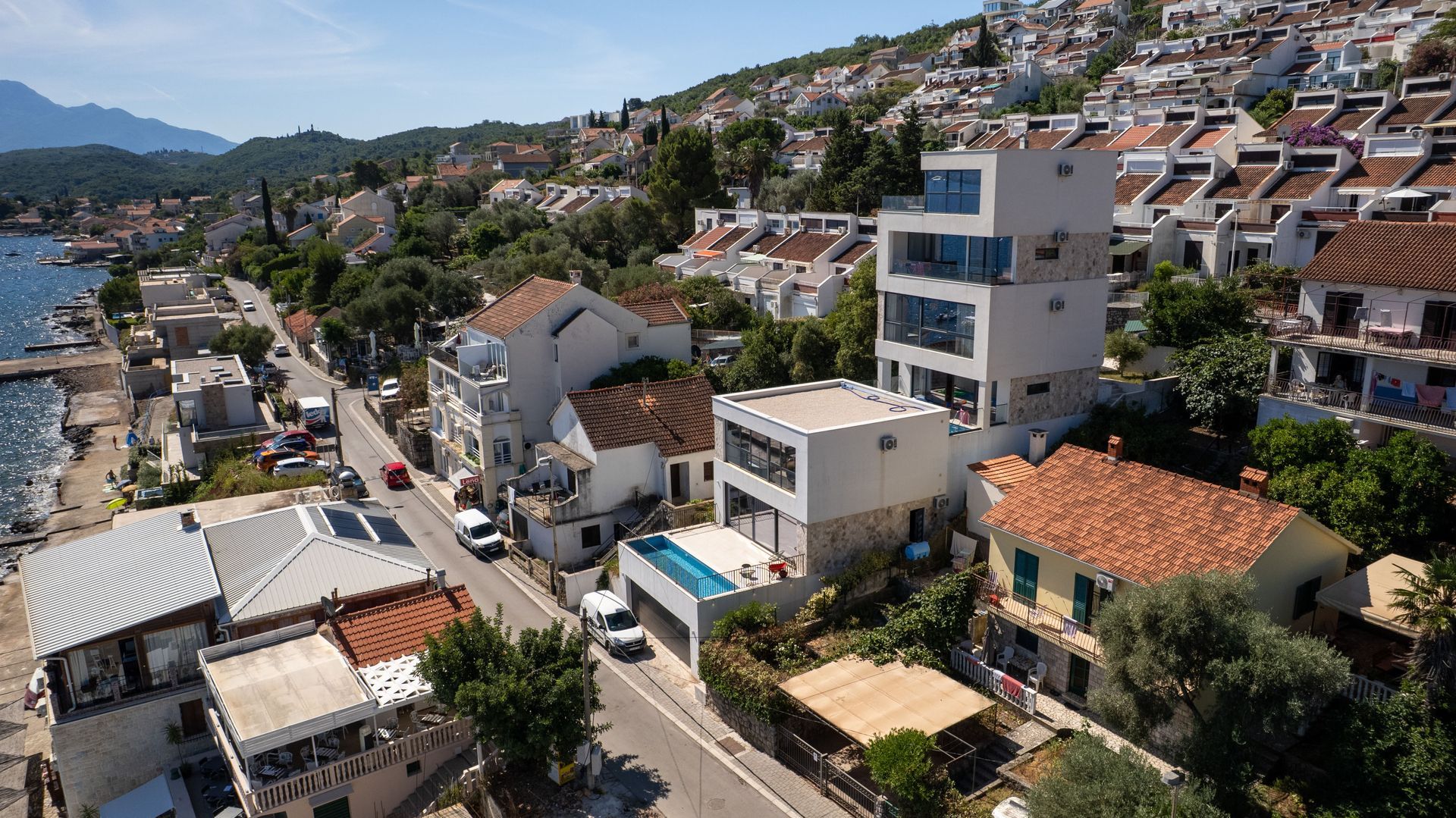 Luksuzna vila 200 m² sa bazenom i panoramskim pogledom – luksuzna nekretnina na samoj obali mora - Amfora Real Estate