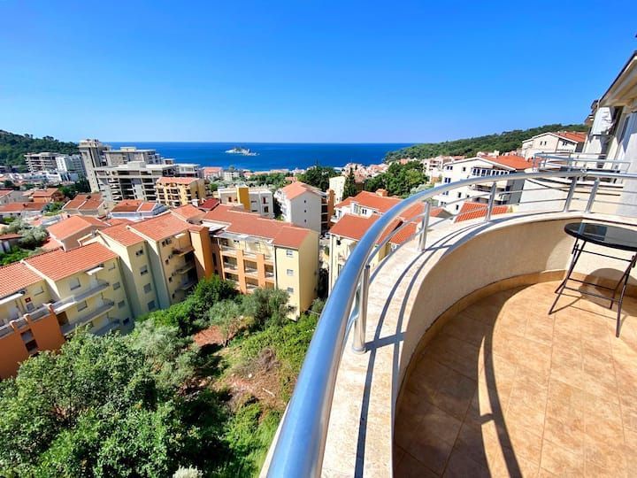 amforaproperty.com/Luks trosoban penthouse sa panoramskim pogledom u Petrovcu (NA PERIOD DO 01.06.2025)