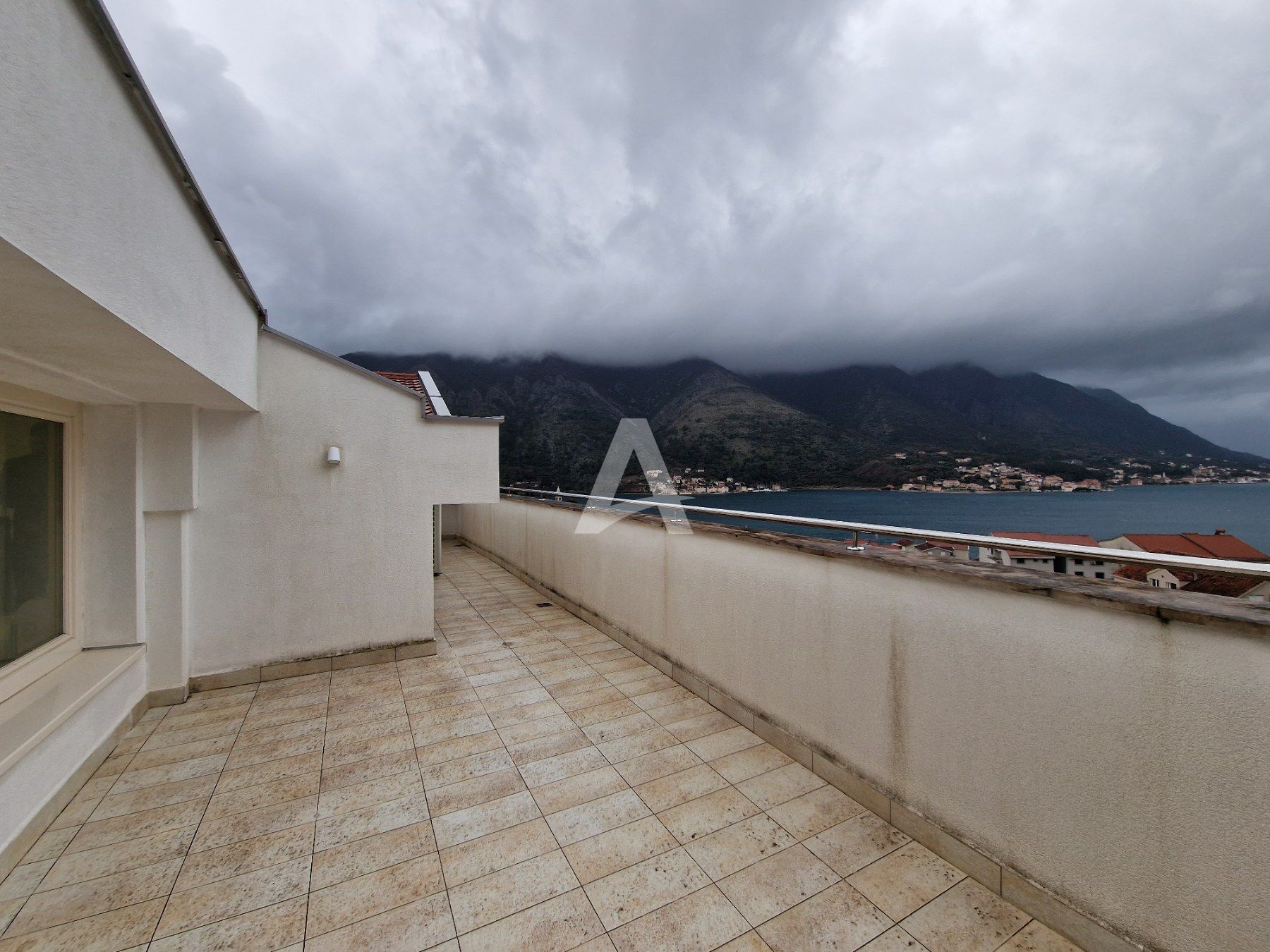 amforaproperty.com/Nov dvosoban penthouse 120m2 sa pogledom na more u novom stambenom kompleksu u Dobroti, Kotor